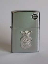 Zippo с накладной эмблемой